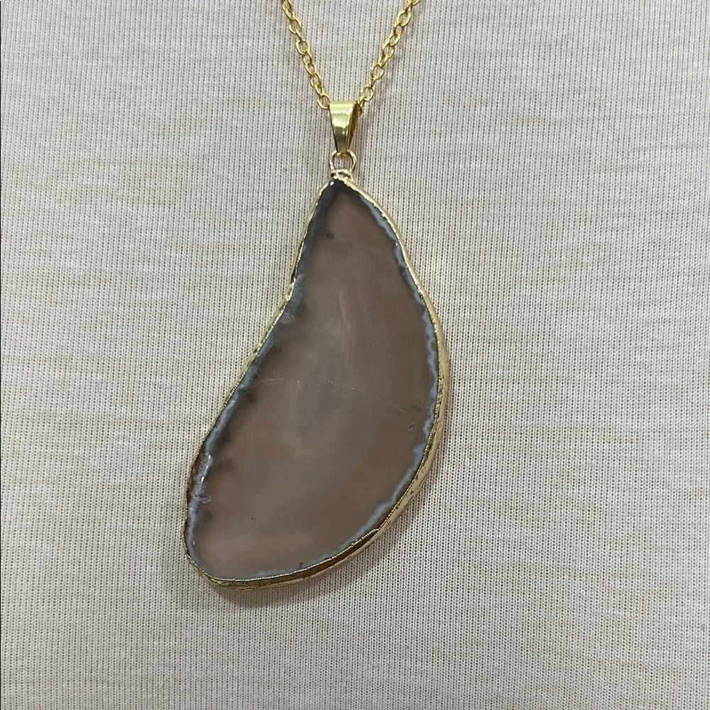 Elegant Gold and Creamy Brown Agate Pendant Necklace